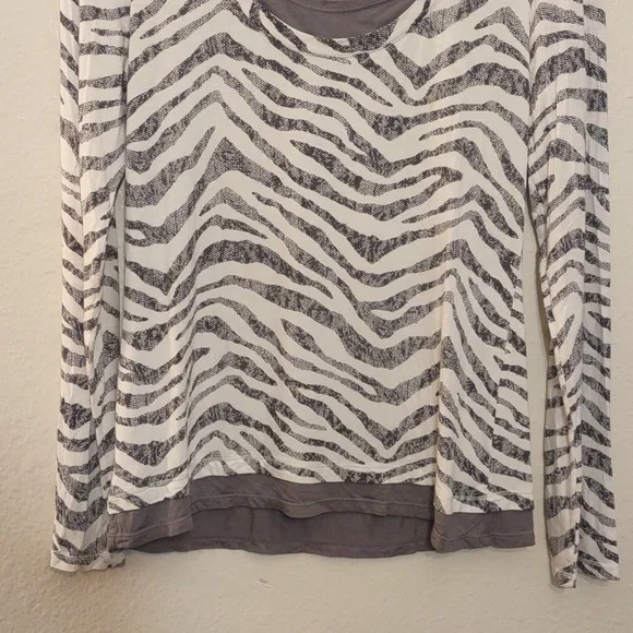 USED ALFANI SLEEPWEAR SHIRT ZEBRA PRINT SIZE MEDIUM - Picture 4 of 7